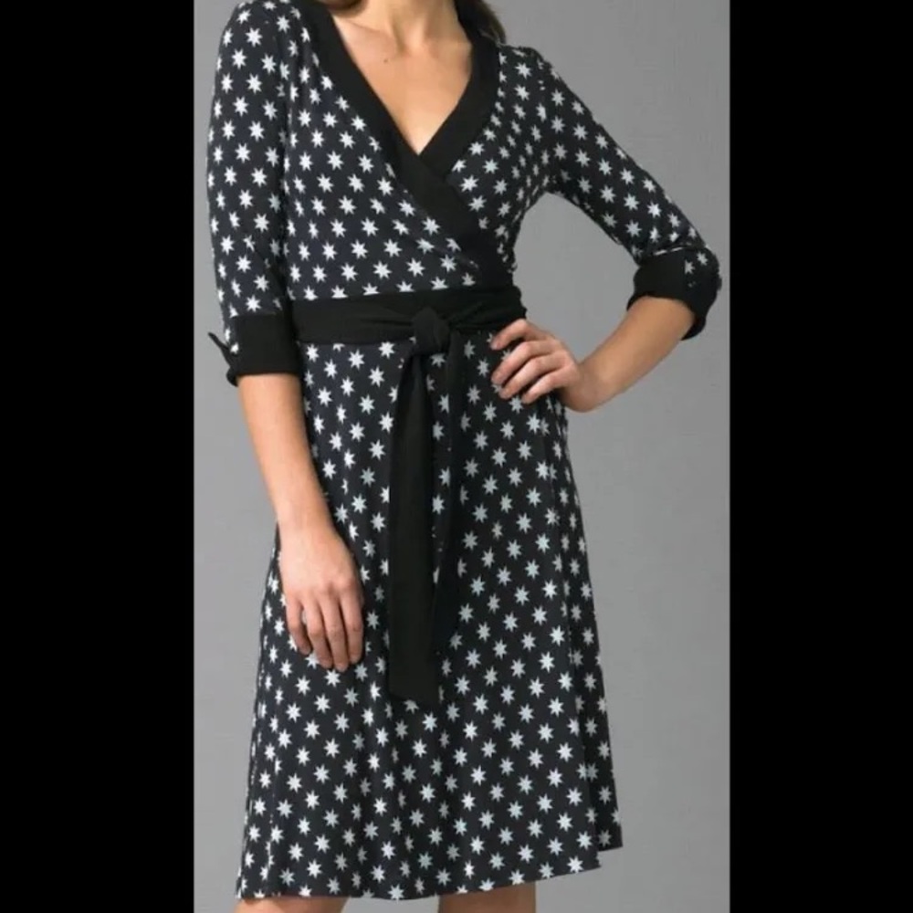 DVF Star Pattern Classic Wrap Dress with Pockets - Picture 9 of 10